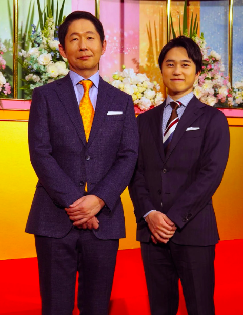 スーツ姿の今井翔馬（右）