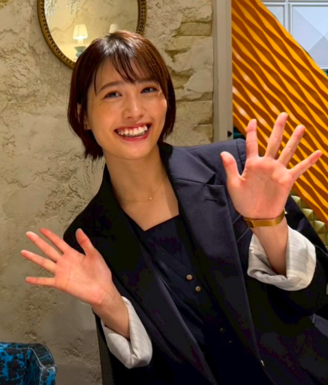 仲野香穂の左手薬指に指輪はない