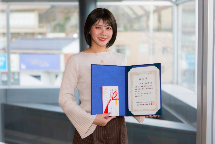 勤続10年の表彰を受けた中尾真亜理