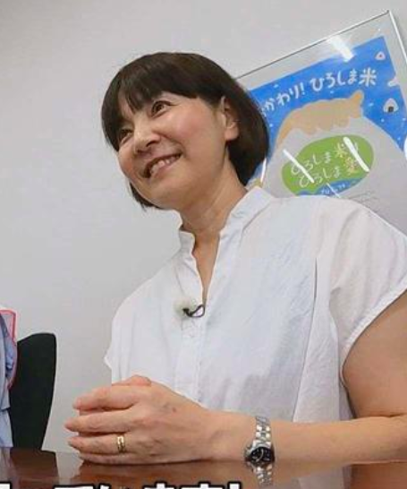 吉田幸の左手薬指には結婚指輪らしきものがある