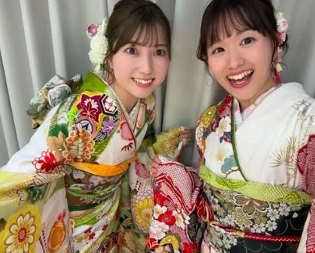 振袖姿の難波紗也（右）