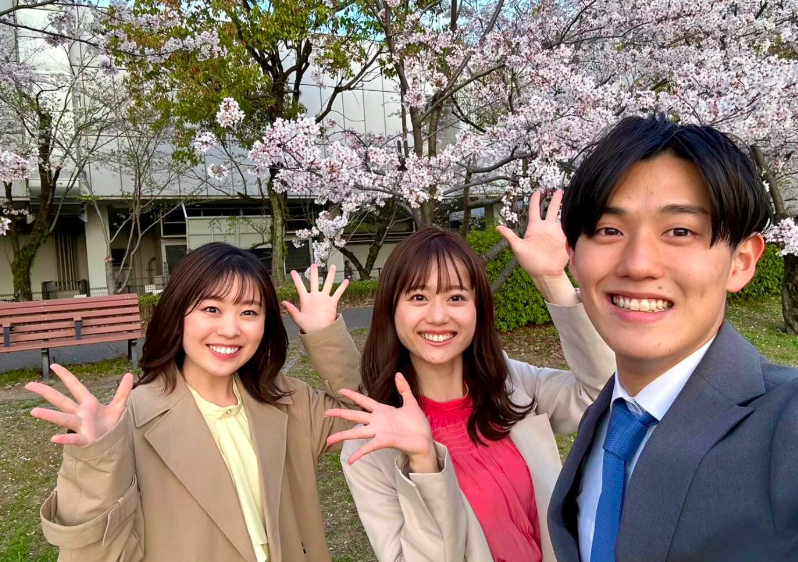 新人アナウンサー時代の岡本愛衣（中央）
