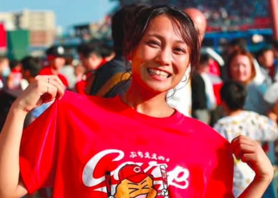 木村和美の左手薬指に指輪は確認できない