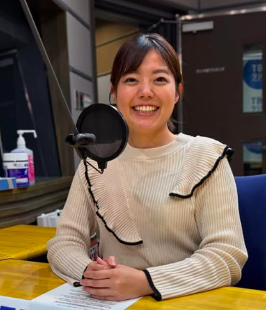 田村友里の左手薬指に指輪は確認できない