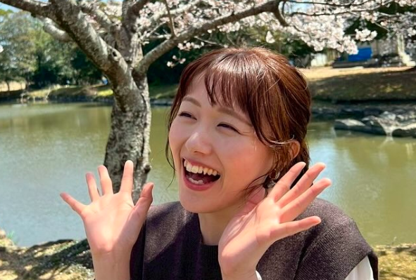 難波紗也の左手薬指に指輪はない