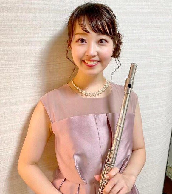 フルートを持つ熊谷実帆