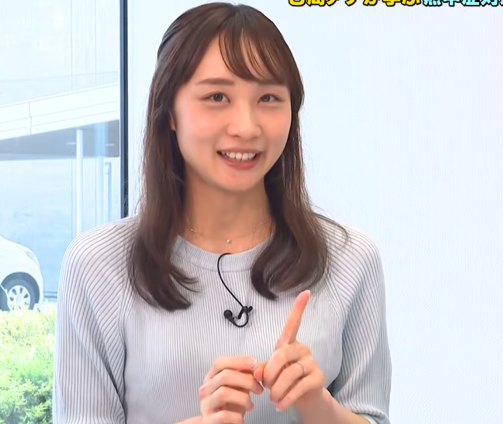 上田奈央の左手薬指には指輪が光る