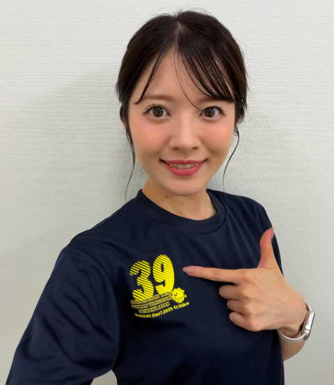 奥野粋子の左手薬指に指輪はない