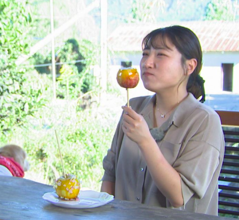 安藤万結の左手薬指に指輪はみられない