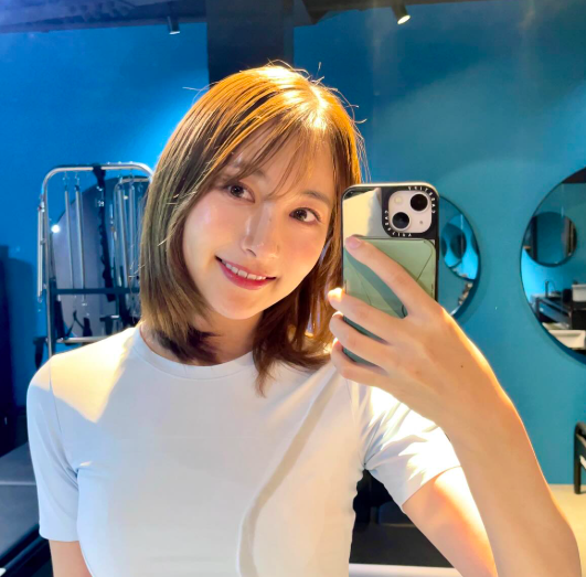 青木美奈実の左手薬指に指輪はみられない