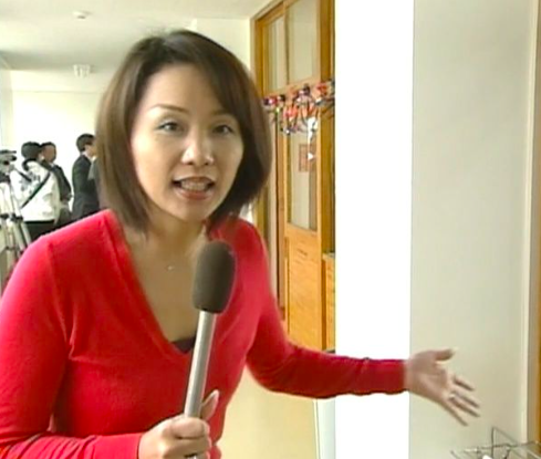レポートをする若い頃の榎木田朱美