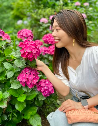 上塘百合恵の左手薬指に指輪は見られない