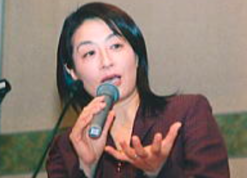 上田早苗の左手薬指には指輪が確認できる