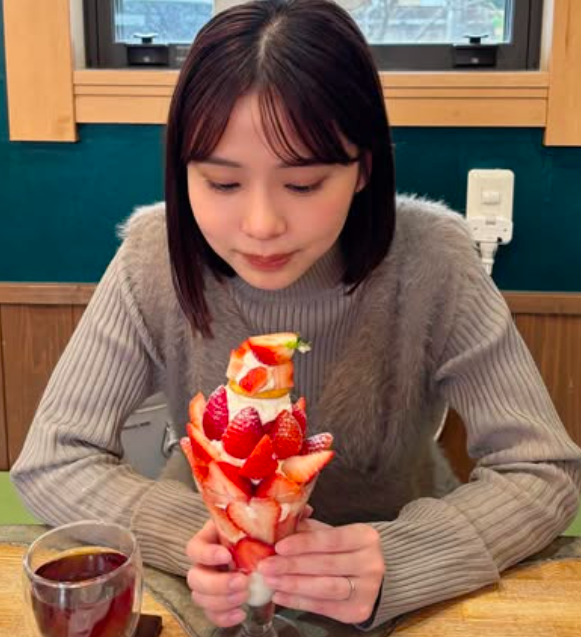 冷川小粹の左手薬指には指輪が光る