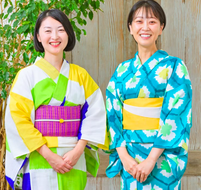 加藤沙知（右）の左手薬指に指輪はみられない