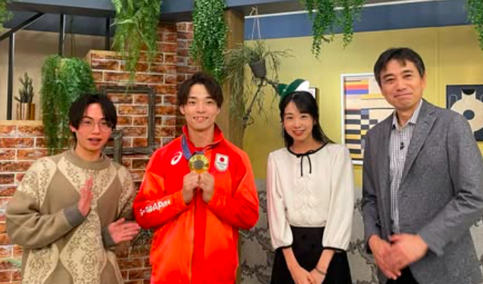 杉野正尭 （中央左）と中俣美咲（中央右）