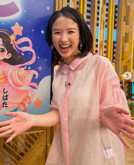 柴田真里の左手薬指には指輪が光る