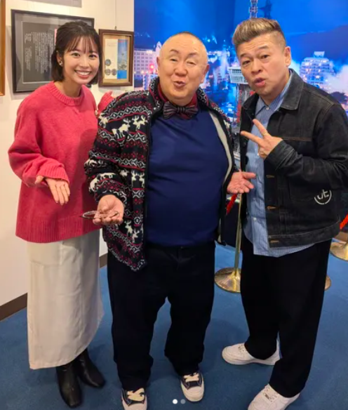 河野真歩（左）と松村邦洋（中央）