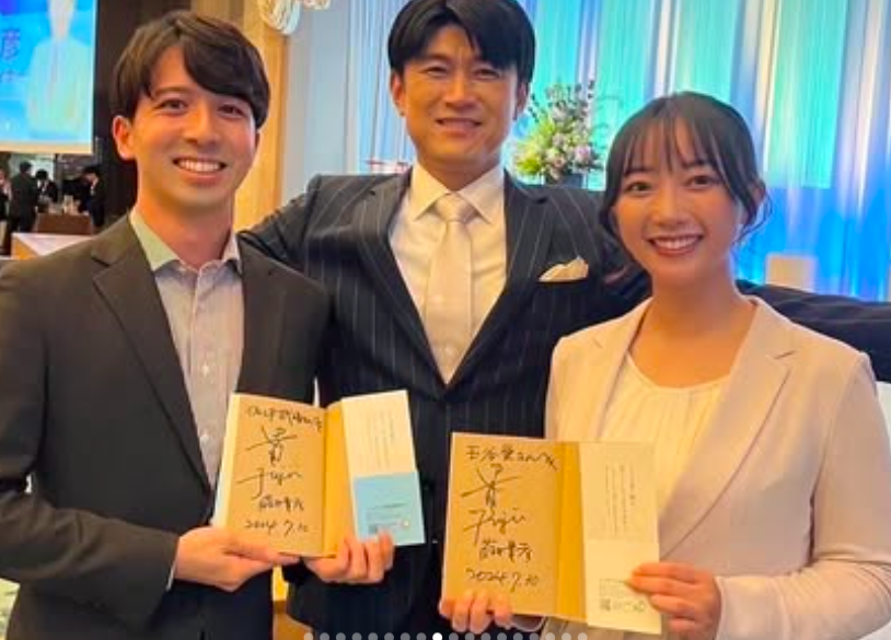 玉谷愛（右）の左手薬指に指輪は確認できない
