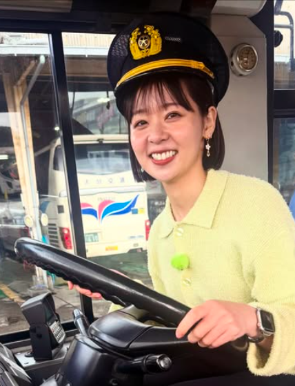 甲斐蓉子の左手薬指に指輪はみられない