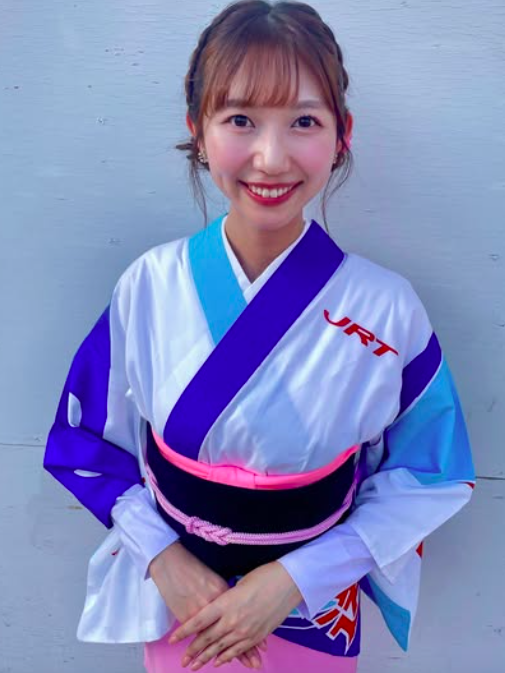 豊成春子の左手薬指に指輪はみられない