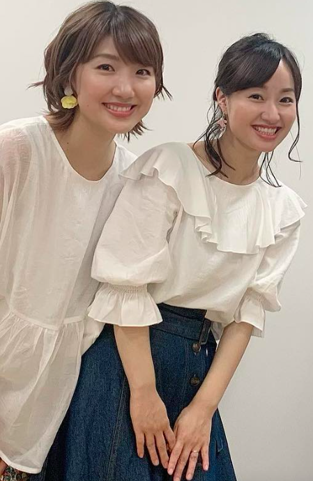 飯倉寛子（右）の左手薬指には指輪が光る