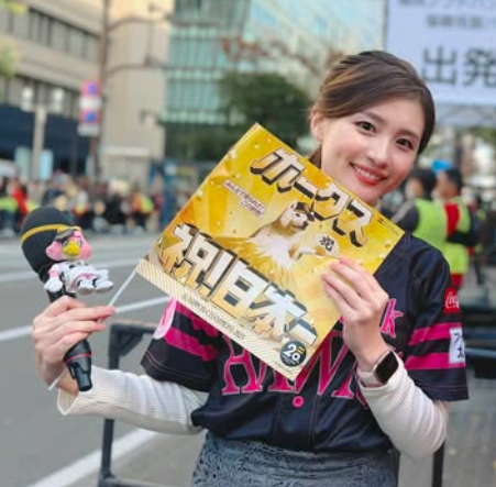 本田奈也花の左手薬指に指輪は見当たらない