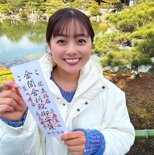永島由菜の左手薬指に指輪は見当たらない