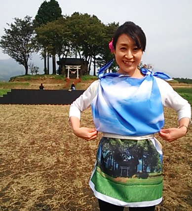 田んぼに立つ尾谷いずみ